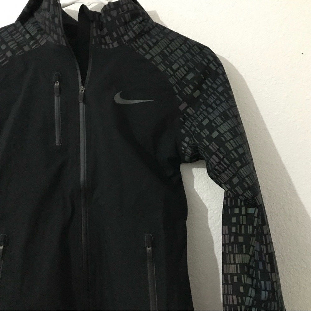 Nike - Picture 4 of 7
